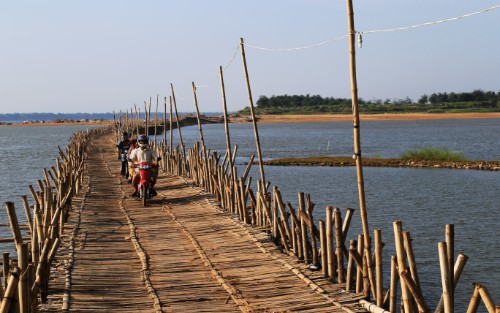 vacances cambodge, le cambodge authentique, scooter sur le pont en bambou