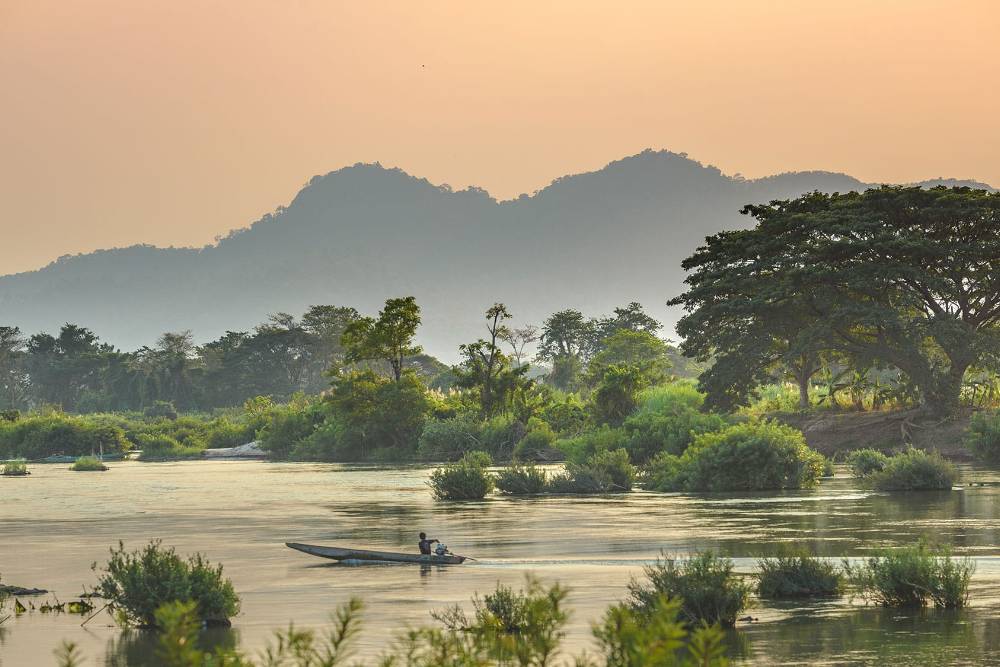 voyage laos, séjour au laos tout compris, sud laos, barque dans la fleuve