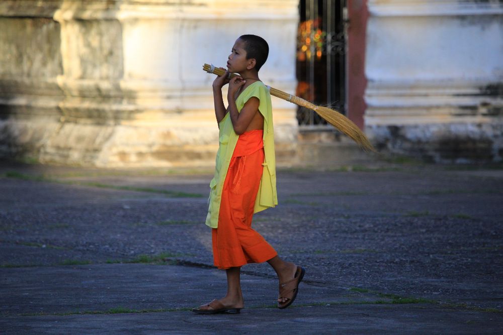 voyage laos authentique, moine avec un balai