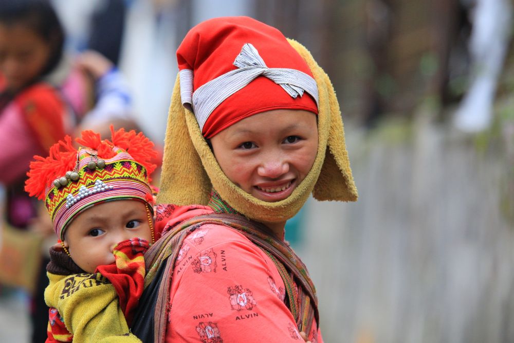 voyage laos, randonnée au laos du sud, mère et fils ethniques