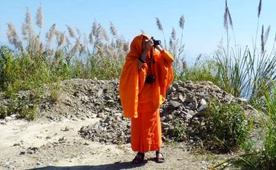 voyage laos, circuit vietnam laos 2 semaines, moine prend une photo de la nature