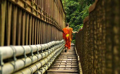 voyage laos authentique, moine sur un pont
