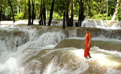 voyage laos, randonnée au laos du sud, moine marche dans une cascade