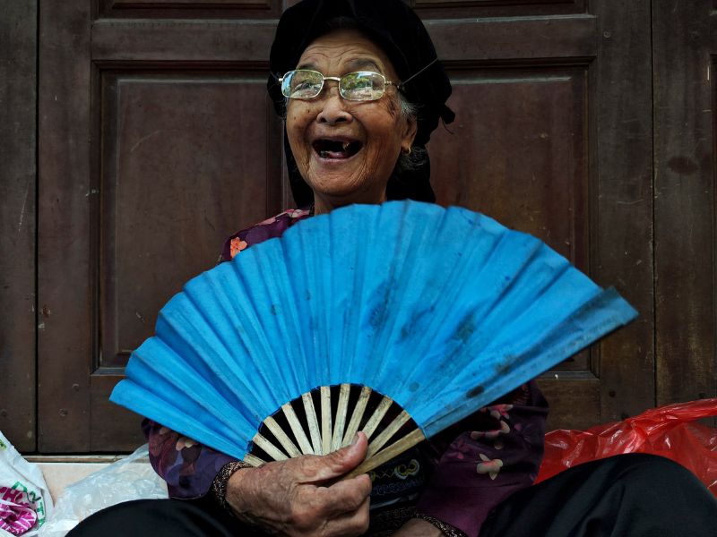 voyage vietnam, découverte vietnam vélo, femme locale, éventail