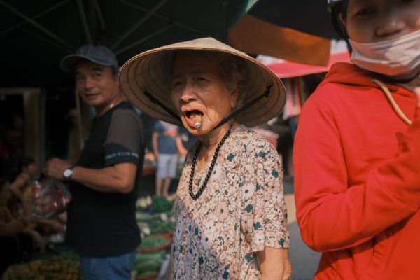 voyage vietnam, vietnam authentique 2 semaines, femme locale, chapeau conique