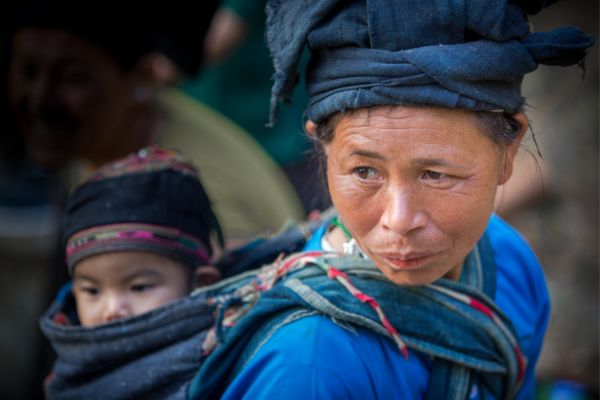 voyage vietnam, voyage terre lolo, femme et enfant lolo noirs