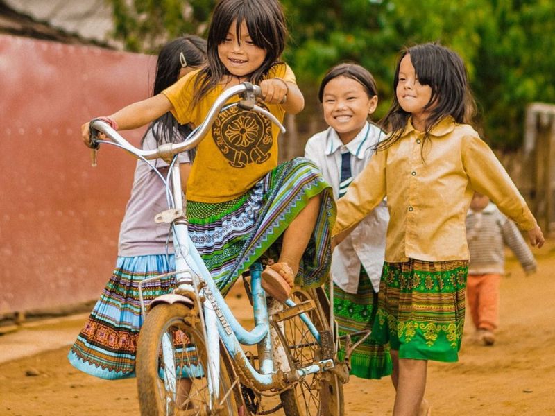 agence voyage vietnam cambodge, trek et nature cambodge, homme vend des durians