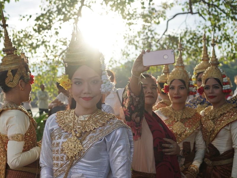 voyage vietnam, découverte vietnam vélo, femme locale, éventail