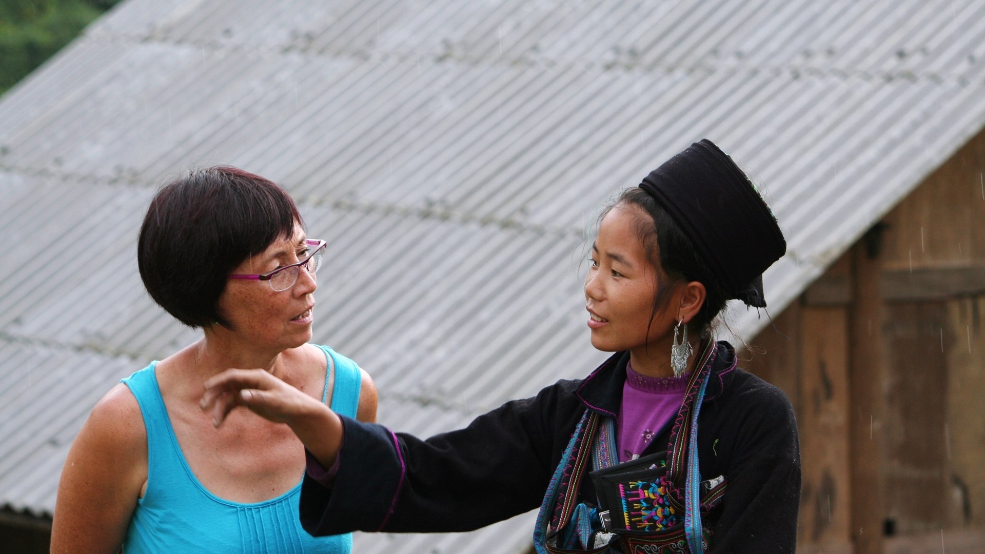 découvrir vietnam cambodge, une voyageuse et une femme ethnique locale