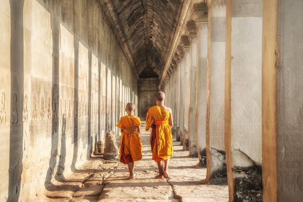 découvrir cambodge, visite cambodge 2 semaines, moines dans le couloir d’un ancien temple