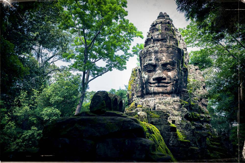 découvrir cambodge, cambodge authentique, bayon, statue d’un visage de divinité