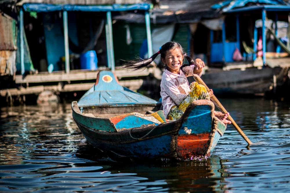découvrir cambodge, voyage cambodge tout compris, lac tonlé sap, fille ramant un barque