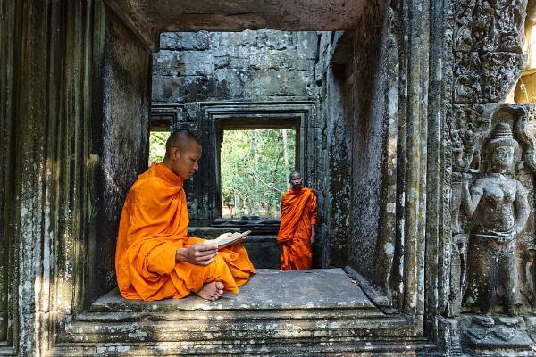 découvrir cambodge, cambodge authentique, moines dans un temple d’Angkor