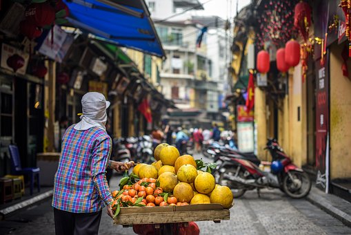 vacances vietnam, séjour au vietnam, hanoi, une marchande ambulante de fruits