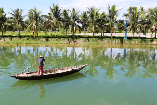 vacances vietnam, vacances au vietnam, hoi an, un habitant rame un barque sur la rivière