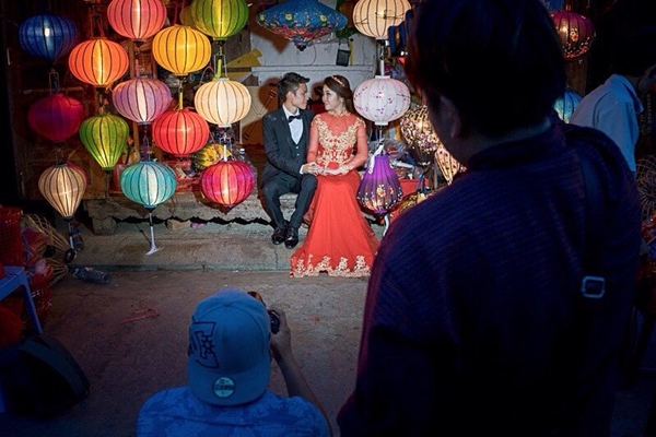 vacances vietnam, visite du vietnam 2 semaines, hoi an, jeunes mariés avec des lanternes