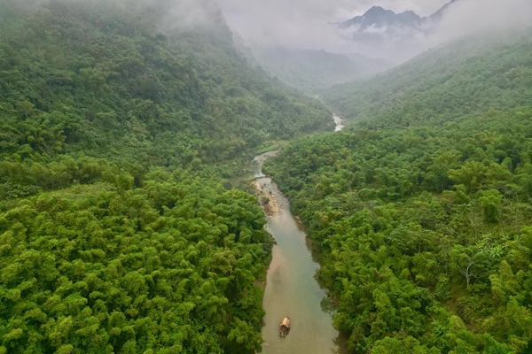 vacances vietnam, randonnée facile au vietnam, nord vietnam, rivière entre les montagnes